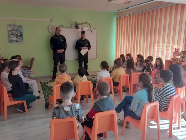 Беседа с бъдещите ученици на тема "Безопасно движение по пътя". - ДГ Знаме на мира - Враца